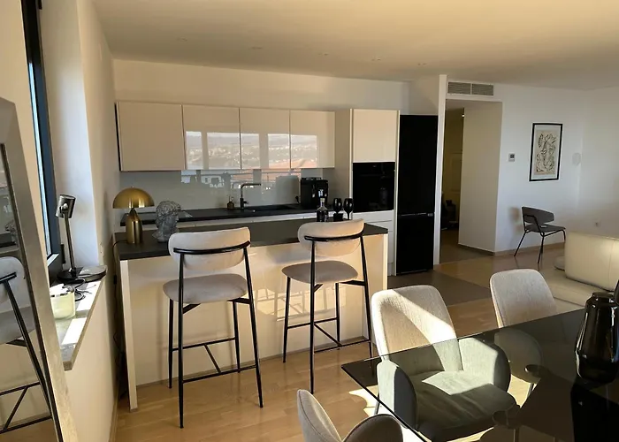 Zora - Free Swimming Pool And Garage Parking